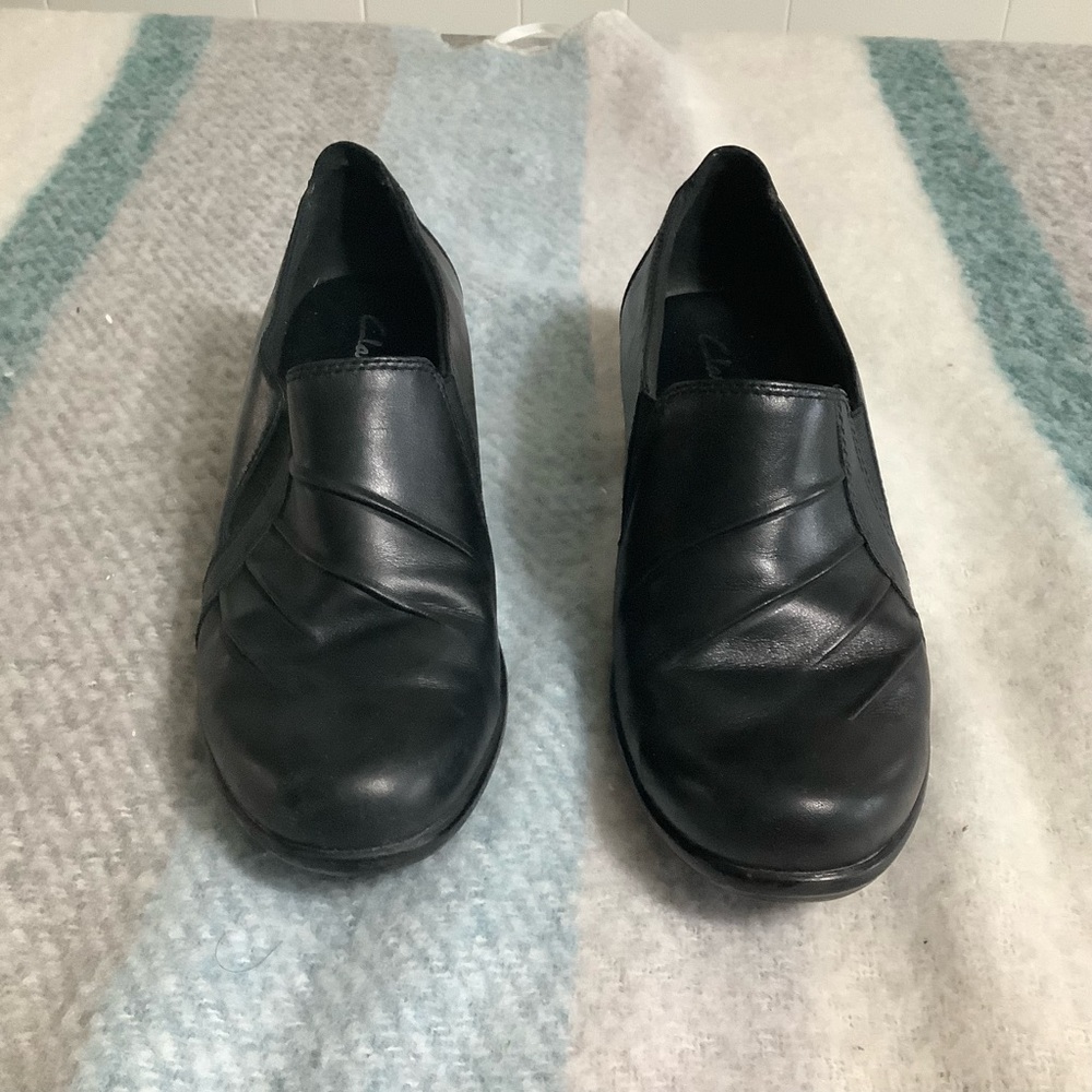 Clarks black shoes size 7W